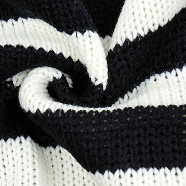 Dámsky krátky čierno-biely sveter