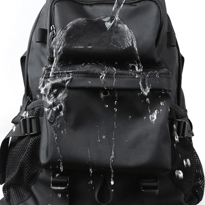 Čierny vodeodolný batoh pre mužov